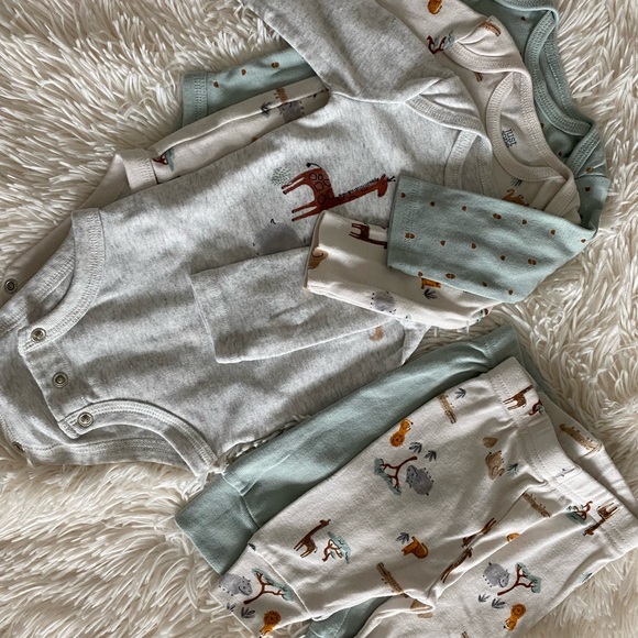 ❌SOLD❌33 pieces of H&M , Carter’s and Gerber lot - Picture 5 of 7